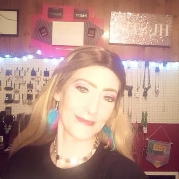 Meet your Posher, Jennifer - Picture 4 of 4